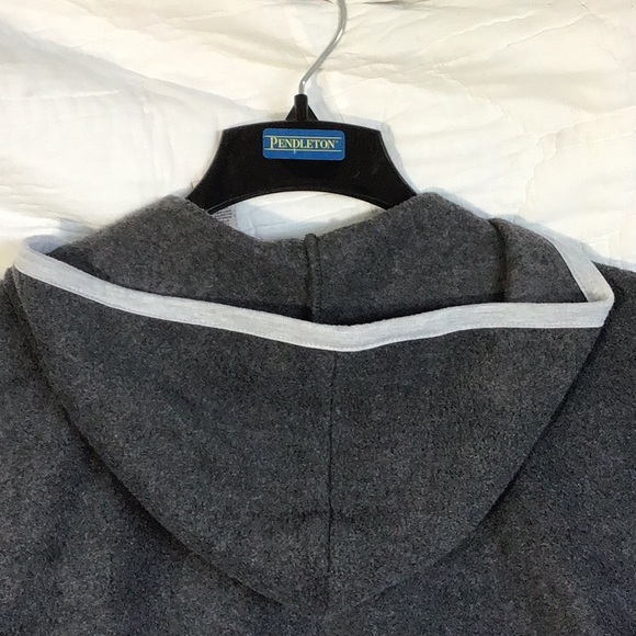 Women’s LeModa Charcoal Gray Cape. Size One Size fits most. - Picture 8 of 11